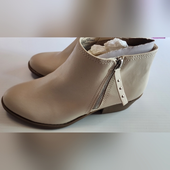Arizona Jean Company Cream Ankle Boots with Minimalist Design - Picture 6 of 9